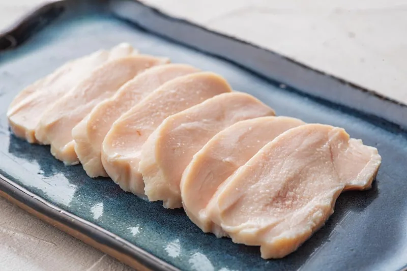 しっとり仕上げたサラダチキンのスライス